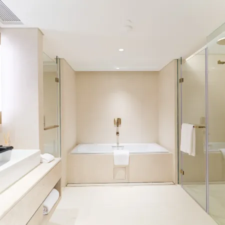 The Bauhinia Hotel Central Отели рядом с достопримечательностью «Небоскреб The Center»