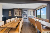 Ramada by Wyndham Jordan/Beacon Harbourside Resort Hotels in Beamsville