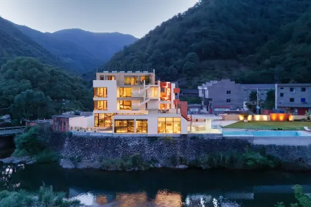 Floral Lux Hotel · Tara House Отели рядом с достопримечательностью «Sanyintan (The Three Hidden Pools)»