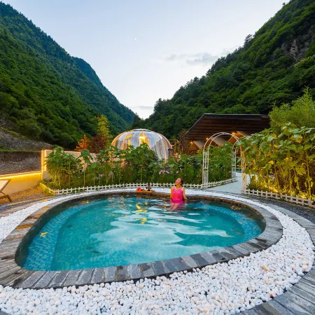 Mubar Cabin • Hot Spring Camping Homestay (Bipenggou Scenic Area Lixiaolu)