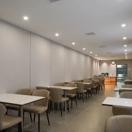 Home Inn UP Huayi Zhitui Hotel (Ankang Hongqiqiu Plaza Store