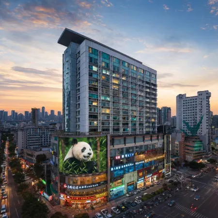 Flowers Pleasing Qing Ju Hotel(Chengdu taiguli Chunxi Road store) Отели рядом с достопримечательностью «Площадь Тиянфу»