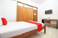 RedDoorz Plus Near Alun Alun Selatan - Pensions
