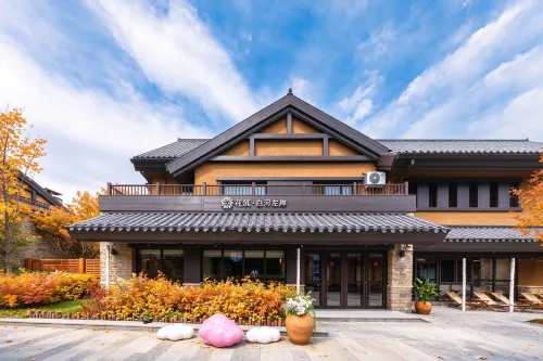 Floral Baihe Left Bank Homestay (Changbai Mountain North Slope Distribution Center Enduli) - parking