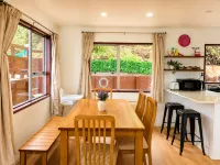 Taka Lakehouse Queenstown - Absolute Lakefront - 4-Star