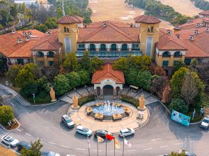 Zipeng Mountain Guangyuan International Conference Center