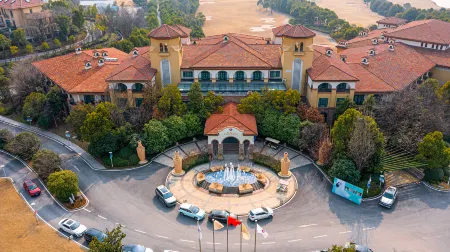 Zipeng Mountain Guangyuan International Conference Center Отели рядом с достопримечательностью «Anhui Foreign Languages University»