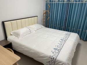 Qiqi Xiaozhu Cinema Homestay (Plain Family No. Shopping Center)