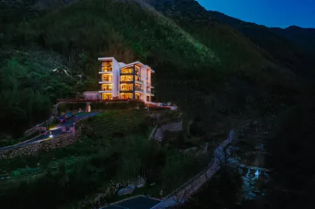 Youtan Valley·Luming Valley Hot Spring Holiday B&B (Huangshan Tangkou South Gate) Отели рядом с достопримечательностью «The Guest-Greeting Pine»