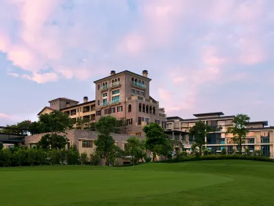 CTG·ARANYA·Dragon Lake King Hotel Отели рядом с достопримечательностью «Академия сельскохозяйственной инженерии Цзян (Кампания Байюнь»