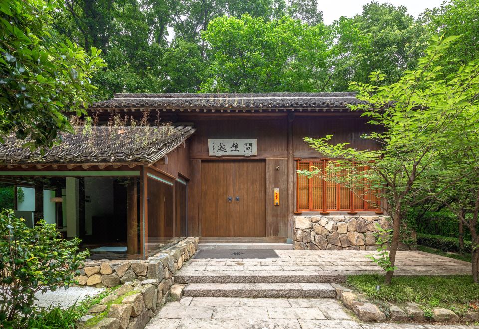 를레 & 샤토 세븐 빌라 항저우 리조트의 고급스러운 객실 내부