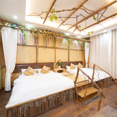 Longquan Hotel and Homestay Hotels near The Cliff Tomb