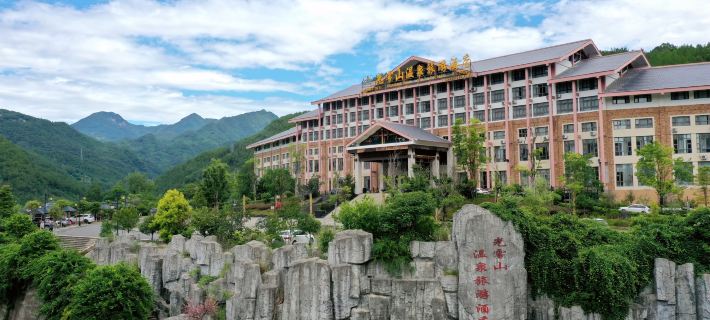 Guangwushan Hot Spring Tourism Hotel Hotele w: Powiat Nanjiang