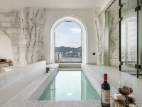 YOLO Skyline Riverview Designer Hotel (Chongqing Jiefangbei Hongyadong Branch) Hotels in Chongqing