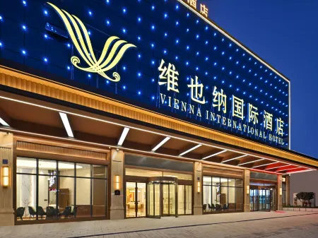 Vienna International Hotel (Qujing Luliang Tongle Plaza) Отели в г. Лулян