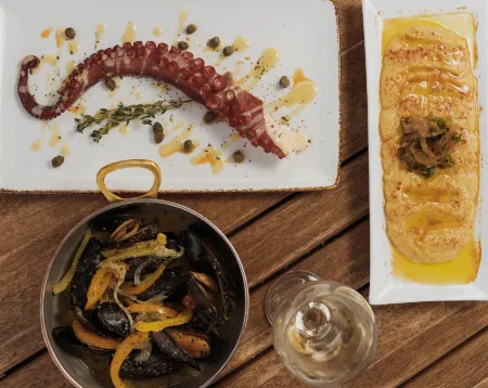 Golden Star City Resort Отели рядом с достопримечательностью «Perea Beach»