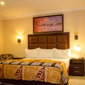 Tomats Inn and Suites