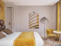 Hotel le Petit Paris Các khách sạn gần 05. Pantheon - Saint-Michel