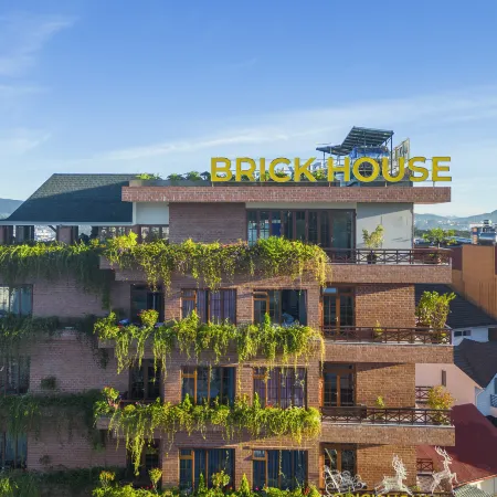 Brick House Dalat Hotel Отели рядом с достопримечательностью «Крейзи Хаус»