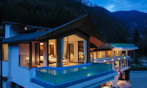 Hailuogou Luanxi Hidden Mountain Snow Mountain Scenic Hot Spring Resort Hote