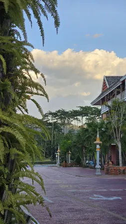 Mengla Liangqi Yunshe Business Hotel