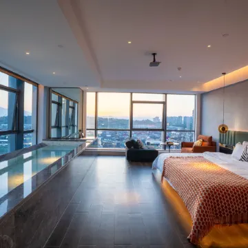 Leshan Yunshang bathing pool Hotel (Shihao Plaza Store of Leshan High speed Railway Station