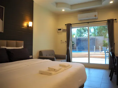 ห้องดีลักซ์วิวสระว่ายน้ำพร้อมลานระเบียง