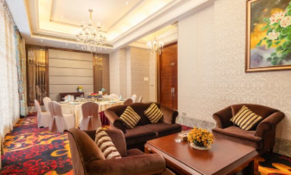 Juncheng Higher-quarter Hotel