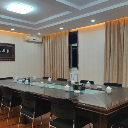 Kuang Meiyuan Hotel (Taonan West Street)