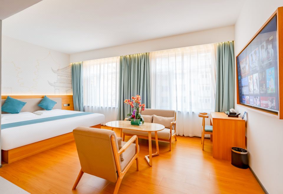 호텔 복도와 객실 문 사진