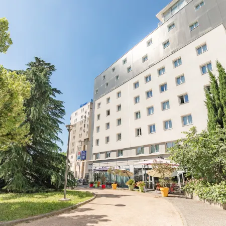 Appart’City Confort Lyon Cité Internationale Отели рядом с достопримечательностью «04. Ла-Круа-Рус»