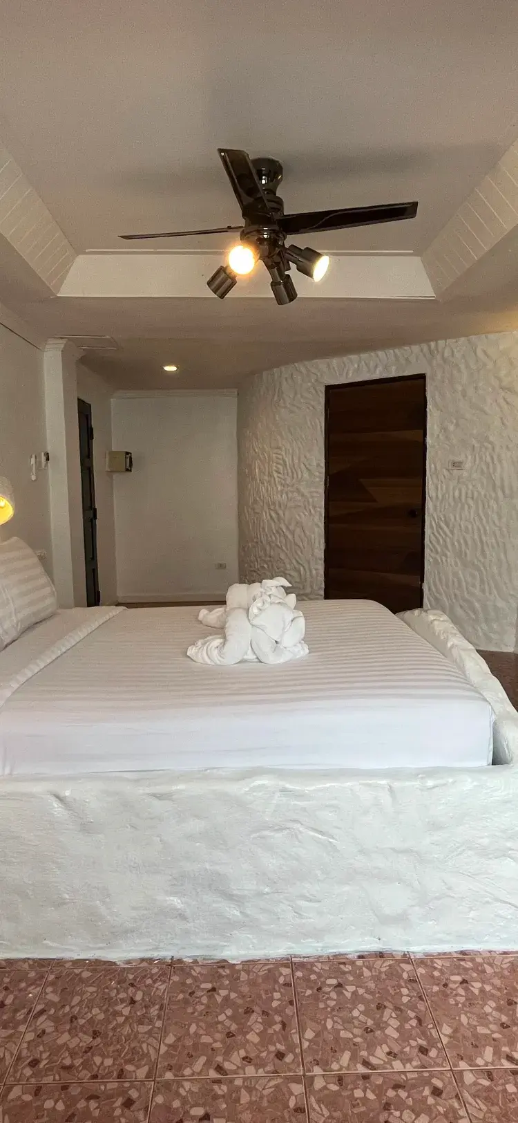 ห้องเตียงใหญ่ พร้อมโซฟาเบด