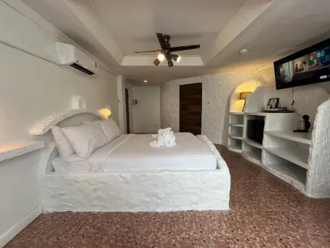 ห้องเตียงใหญ่ พร้อมโซฟาเบด