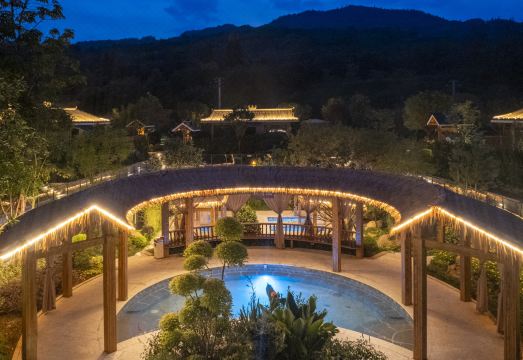 苗阿祖康养酒店外景图