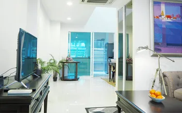 รูปภาพของบ้านพัก 3 ห้องนอน ใจกลางอโศก มีที่จอดรถ ห้องนั่งเล่น และห้องครัว 5 ก้าวเดินถึงสระว่ายน้ำ (สระแบบแชร์)