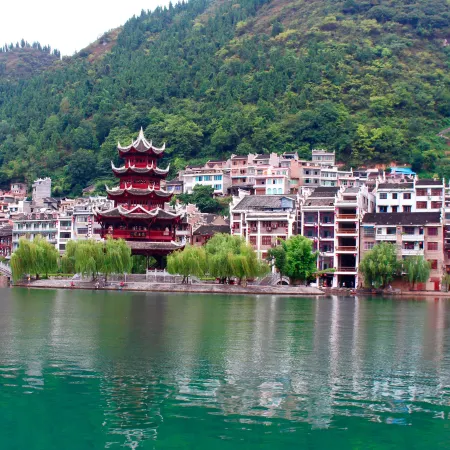 Shuishui. Nuo Guanlan Riverside View River View Homestay (Zhenyuan Ancient City New Bridge)