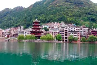 Shuishui. Nuo Guanlan Riverside View River View Homestay (Zhenyuan Ancient City New Bridge)
