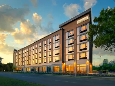 Holiday Inn Express Boston Logan Airport - Revere Hotel dekat Bandara Internasional Logan