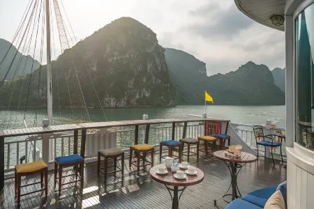 Paradise Sails Cruise Ha Long Отели в г. Tuan Chau