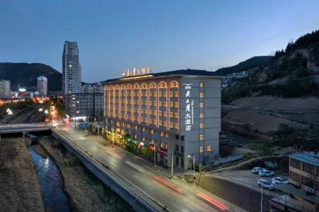 Rootlots Hotel Отели рядом с достопримечательностью «Yan'an Cliffside Inscriptions»