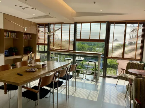 뤼샤오만 뉘성 칭녠뤼서（바이자후지하철역）