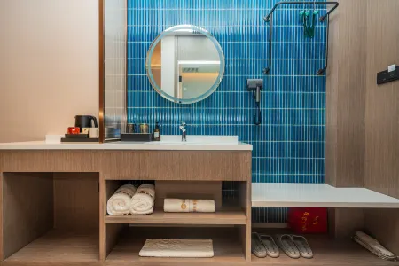 W·Furui Hua Hotel (Suizhou Guangshui Yintai Plaza Branch) Отели рядом с достопримечательностью «Yintaishan Park and Zoo (South Gate)»