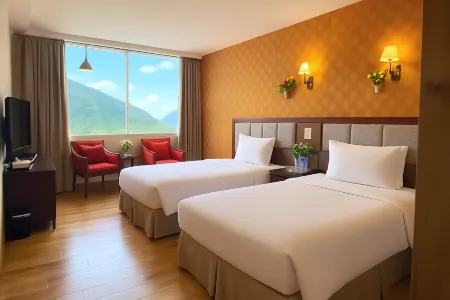 Zhongxin Holiday Hotel (Daocheng Yading Scenic Area New Tourist Service Center) Отели рядом с достопримечательностью «Xiannairi»