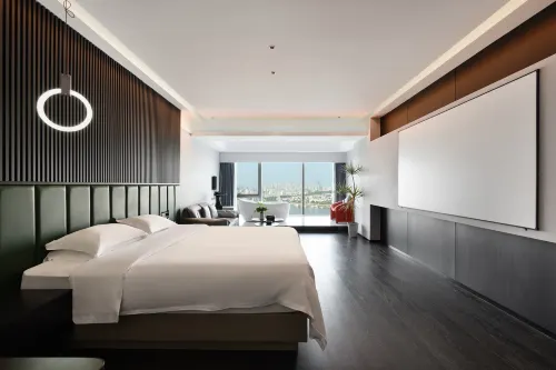 Zhuangyue Life Hotel (Wuhan Lanjiang Road Subway Station Shimao Jinxiu Changjiang Branch)