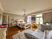 Ru U Art Hotels in Thornhill