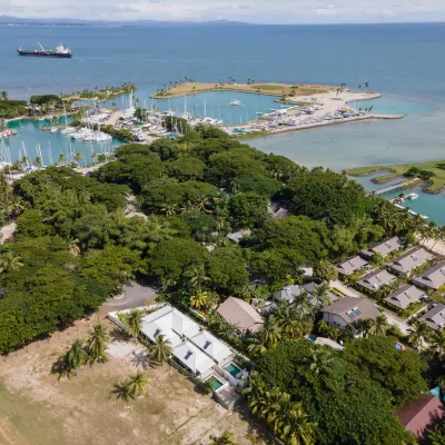 First Landing Beach Resort & Villas Hotel berhampiran Garden of the Sleeping Giant