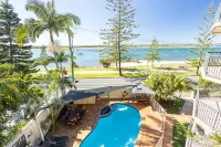 Bayview Beach Holiday Apartments Hotels in Biggera Waters