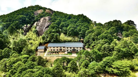 Secret Sanqinggong Holy Land Hotel Отели рядом с достопримечательностью «Yujingfeng Sceneic Area»