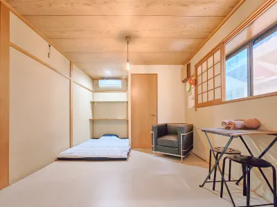 Private single room 2F with shared bath and toilet Hoteles en 