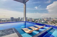 22 Macalisterz Premium Suites Penang by BYON - สระว่ายน้ำแบบอินฟินิตี้